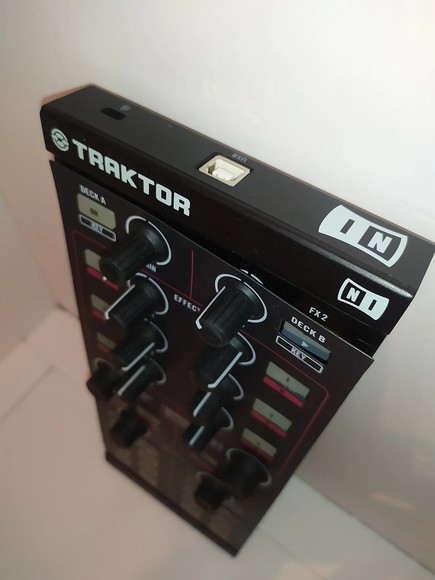 Native Instruments Traktor Kontrol X1 Mk1 DJ Controller - Picture 7 of 12